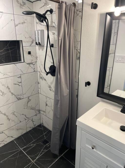 Your Tiny Downtown Home With Backyard Unit D Phoenix Extérieur photo